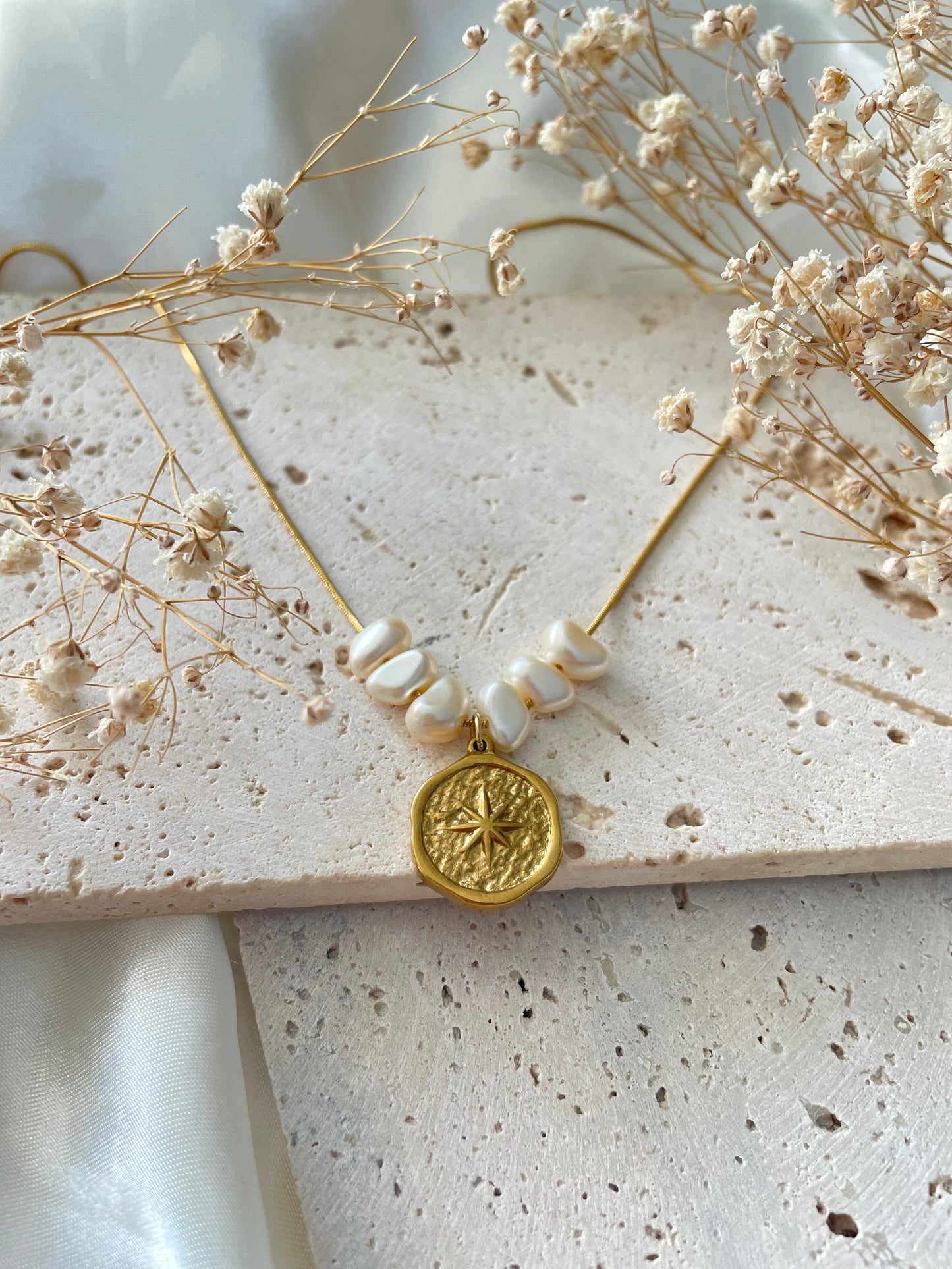 Collier Astride